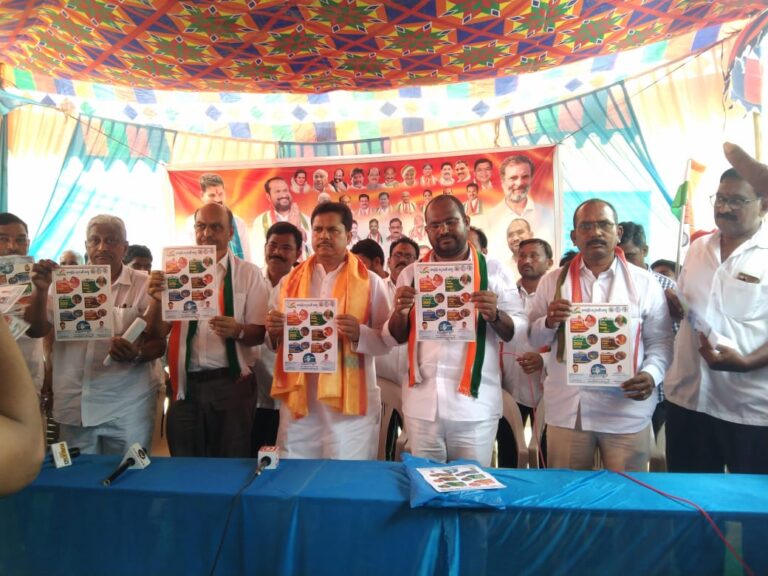 కాంగ్రెస్ పార్టీ అభయహస్తం గ్యారంటీ కార్డులను పంపిణి