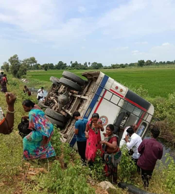 ఆర్టీసీ బస్సు బోల్తా ఇద్దరు మృతి పలువురికి తీవ్ర గాయాలు