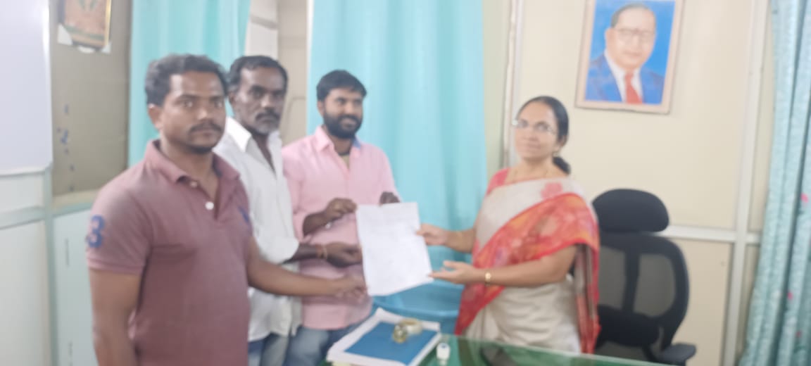 డబుల్ బెడ్ రూమ్ ఇప్పిస్తామని మోసం చేస్తున్న దళారులు
