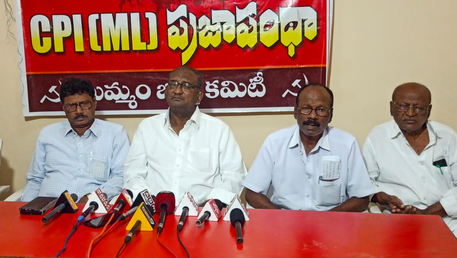 ప్రజా ఉద్యమాలు చేస్తే, ప్రభుత్వానికి విధానాలకు వ్యతిరేకంగా పోరాటాలు చేసినా,ప్రశ్నిస్తే కేసులు పెడతారా