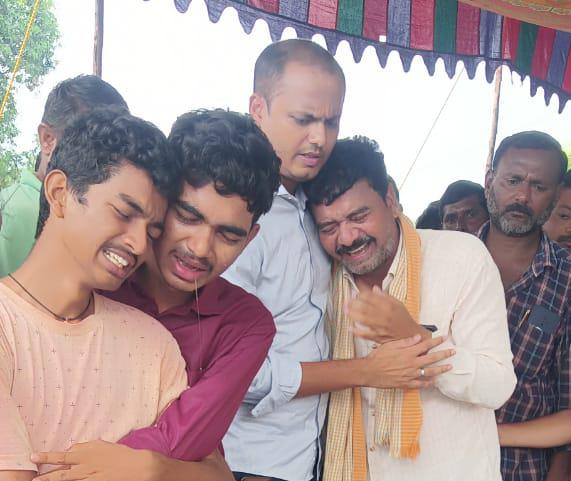 మృతుని కుటుంబాన్ని పరామర్శించిన జిఎంఆర్ఎం ట్రస్ట్ జనరల్ సెక్రటరి గండ్ర గౌతమ్ రెడ్డి