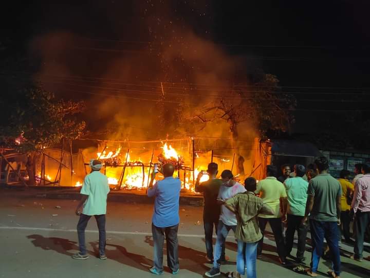 వినాయకుని నిమజ్జనం, చిరు వ్యాపరులకు నష్టం వల్లిందిఅగ్నికి ఆహుతి అయిన కిరాణా షాపులు