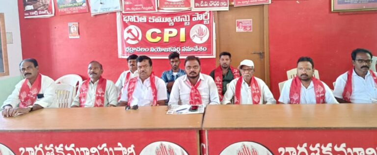 మంత్రి కేటీఆర్ పర్యటనను భద్రాద్రి ప్రజలు వ్యతిరేకించాలి..