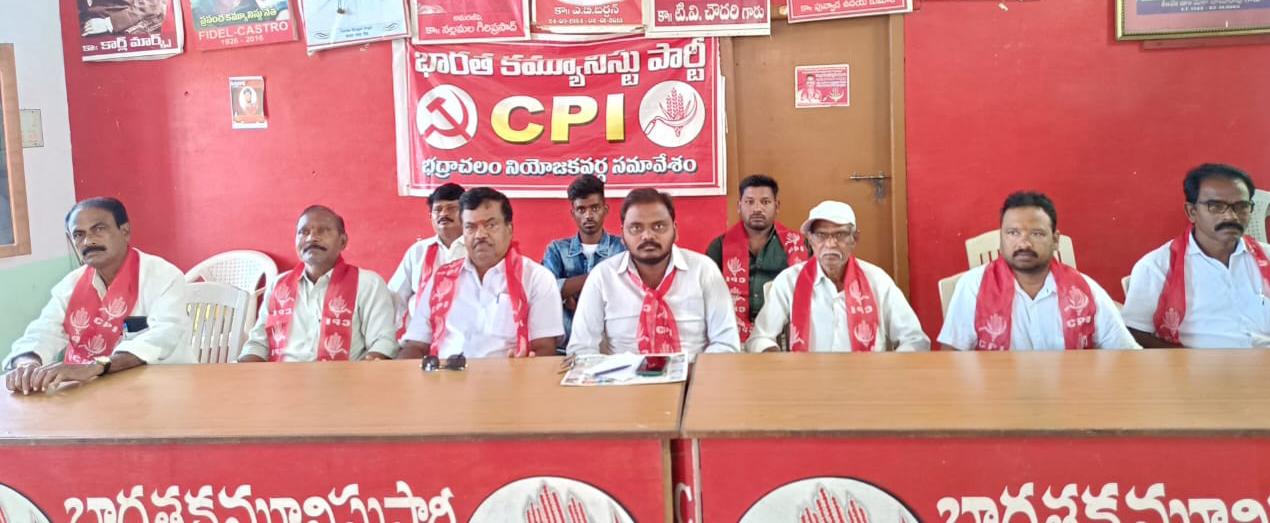 మంత్రి కేటీఆర్ పర్యటనను భద్రాద్రి ప్రజలు వ్యతిరేకించాలి..