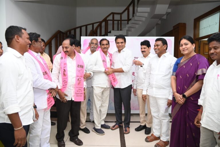 కేటీఆర్ సమక్షంలో భారస పార్టీలో చేరిన జడ్పీటీసీలు ఎంపిపిలు,సర్పంచులు,ఎంపీటీసలు