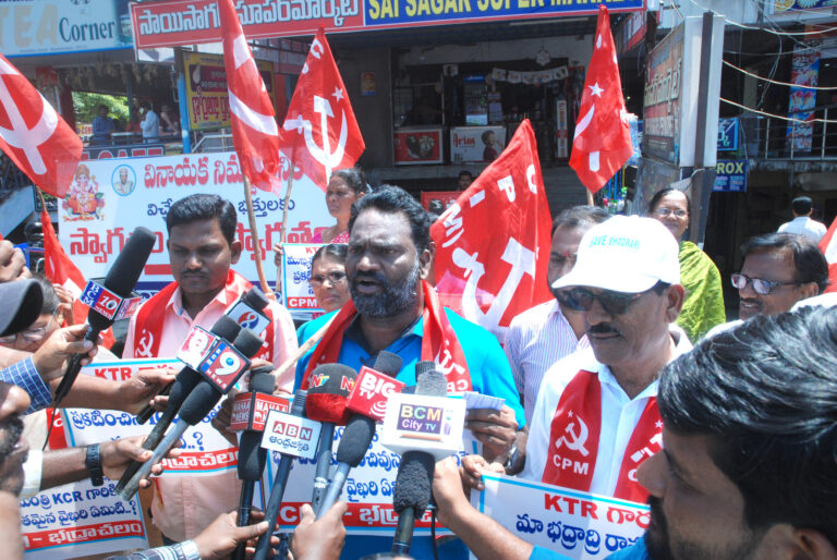 భద్రాచలం ప్రజలకు కేసీఆర్ ఇచ్చిన హామీలపై కేటీఆర్ సమాధానం చెప్పాలి