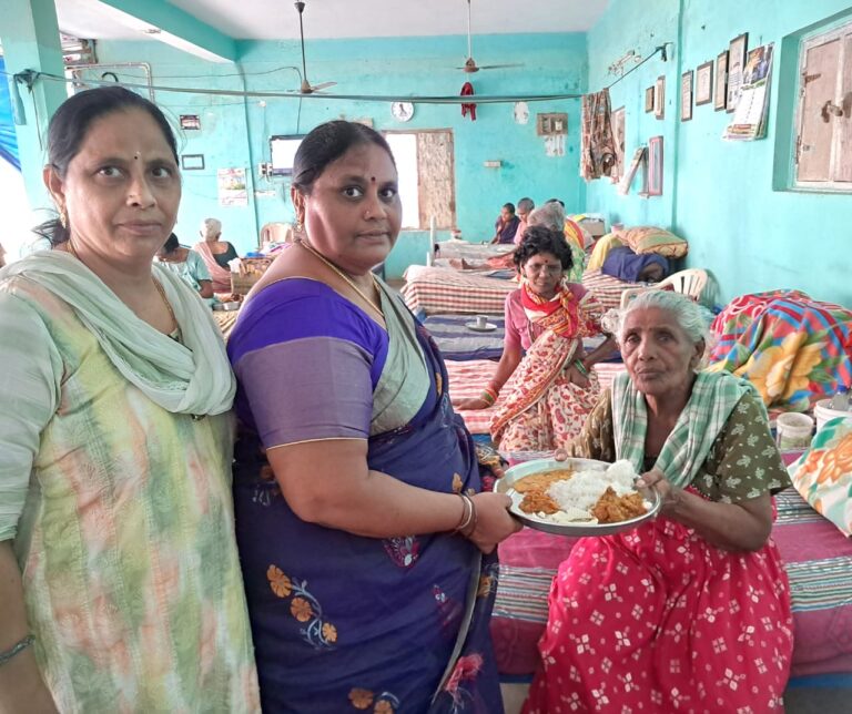 సరోజ మానవసేవ ఆధ్వర్యంలో అన్నదానం