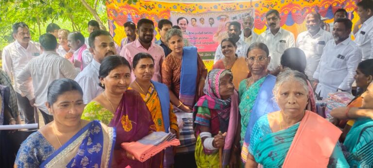 బతుకమ్మ చీరలు పంపిణి చేసిన వరంగల్ జడ్పీ ఛైర్పర్సన్..