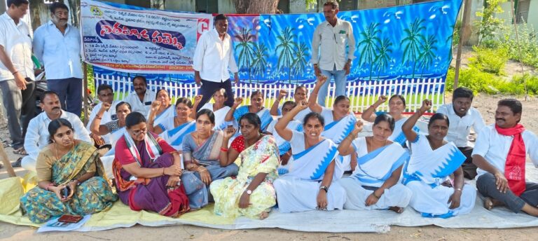 ఆశా వర్కర్లకు మద్దతు తెలిపిన మాజీ ఎమ్మెల్యే ఉత్తమ్ పద్మావతి రెడ్డి