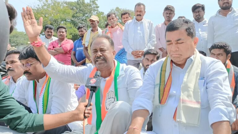 భూపాలపల్లి పరకాల ప్రధాన రహదారిపై రాస్తారోకో చేసిన కాంగ్రెస్ పార్టీ శ్రేణులు
