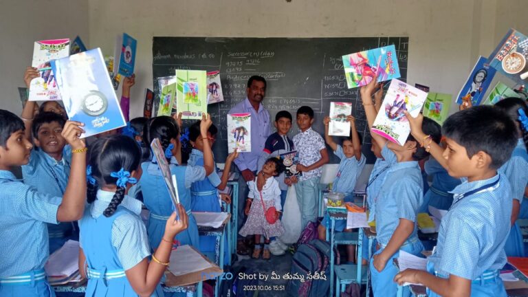 పుట్టినరోజు సందర్భంగా పాఠశాల విద్యార్థులకు నోట్ పుస్తకాల పంపిణీ