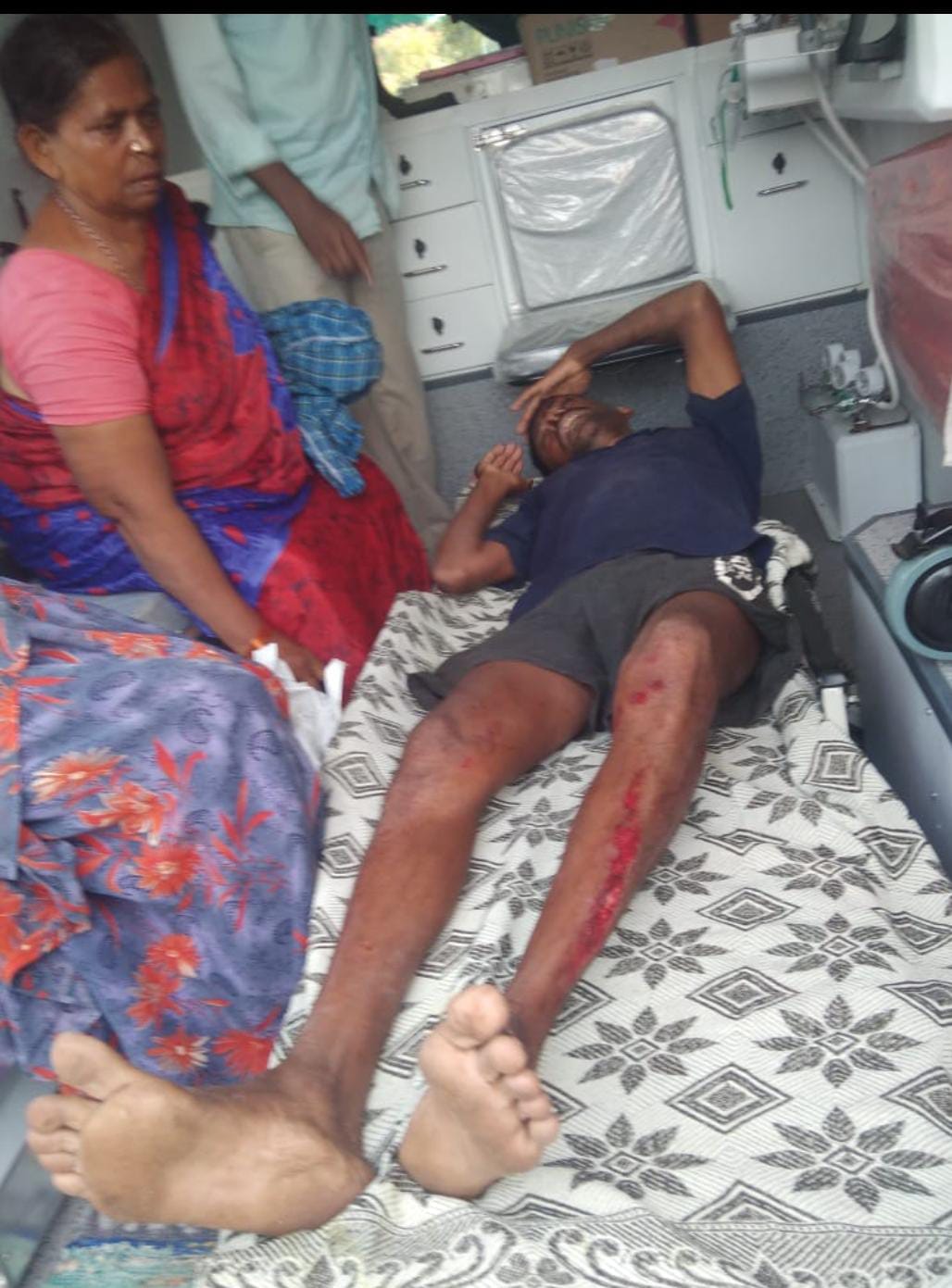 తాటిచెట్టు పై నుండి పడి గీత కార్మికునికి తీవ్ర గాయాలు