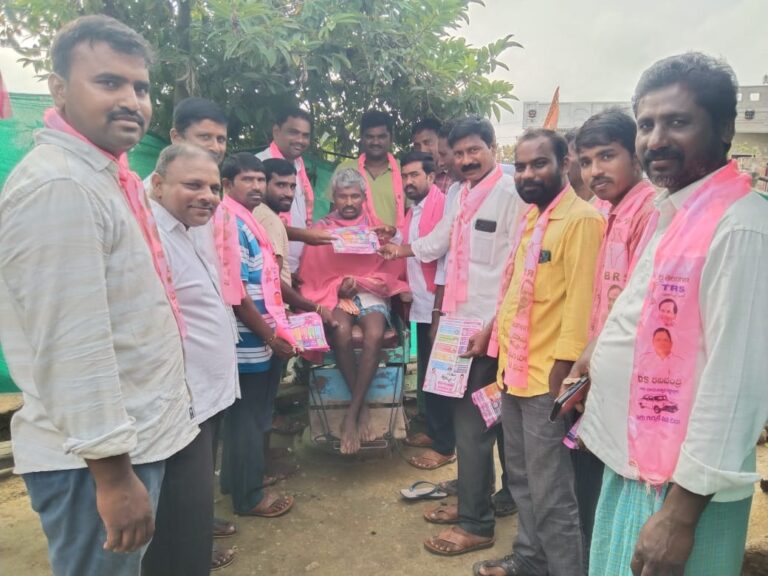 విన్నుత రీతిలో ఎమ్మెల్యే రెడ్యానాయక్ గెలుపు కోసం ఇంటింటి ప్రచారం