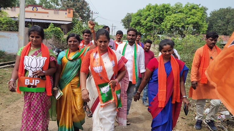 అమ్ముడుపోయే నాయకులను భూకబ్జా కోర్లను తరిమి తరిమి కొడదాం