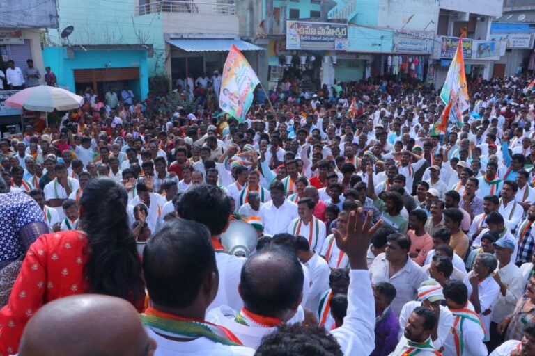 భారీగా కాంగ్రెస్ పార్టీ కార్యకర్తలతో నామినేషన్ దాఖలు చేసిన శ్రీమతి సింగపురం ఇందిర