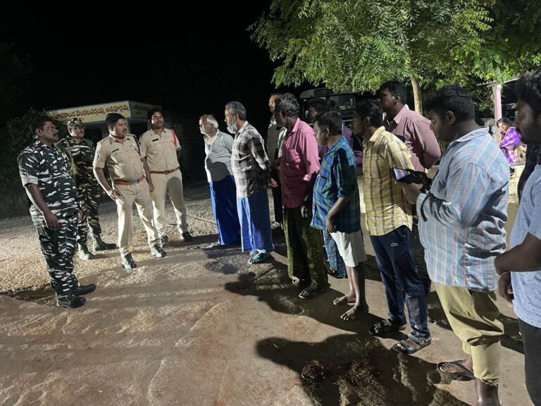 పారా మిలిటరీ బలగాల కవాతు