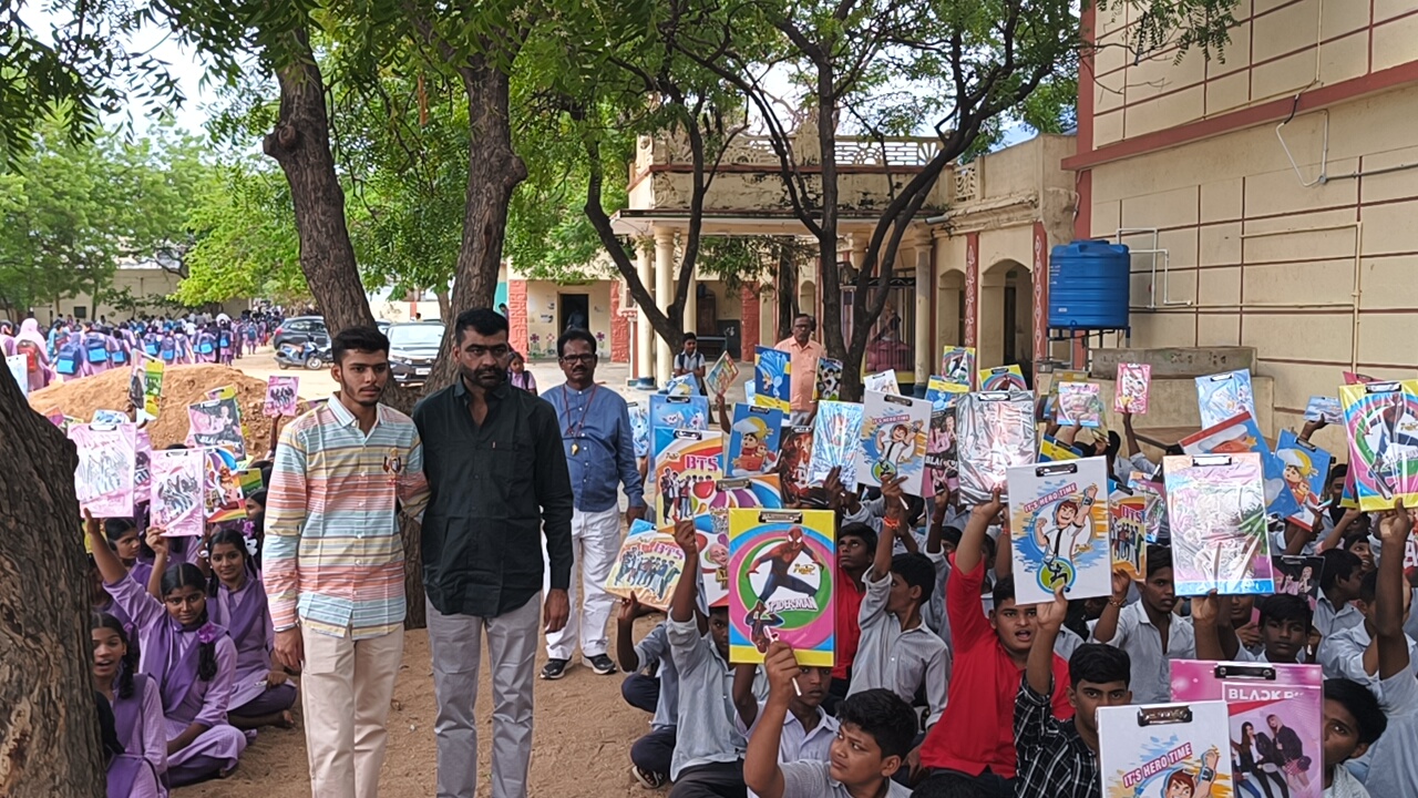 పుట్టినరోజు సందర్భంగా 200 మంది విద్యార్థులకు పరీక్ష ప్యాడ్లు పెన్నులు