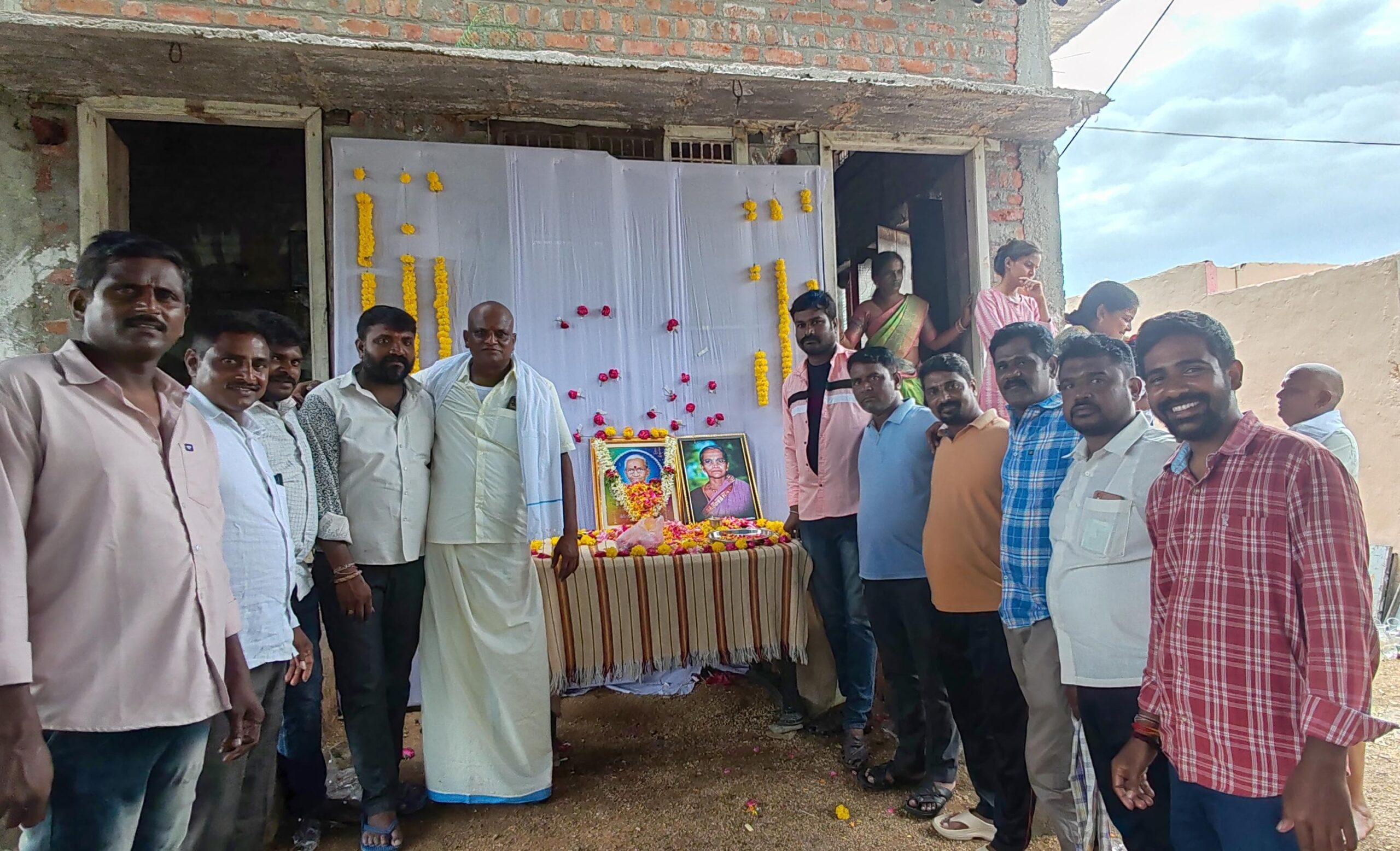 దశదినకర్మలో పాల్గొన్న మండల కాంగ్రెస్ పార్టీ నాయకులు