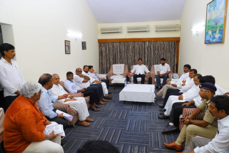 భద్రాచలం వద్ద కరకట్ట పరిశీలన మరియు రివ్యూ మీటింగ్ లో మంత్రి పొంగులేటి