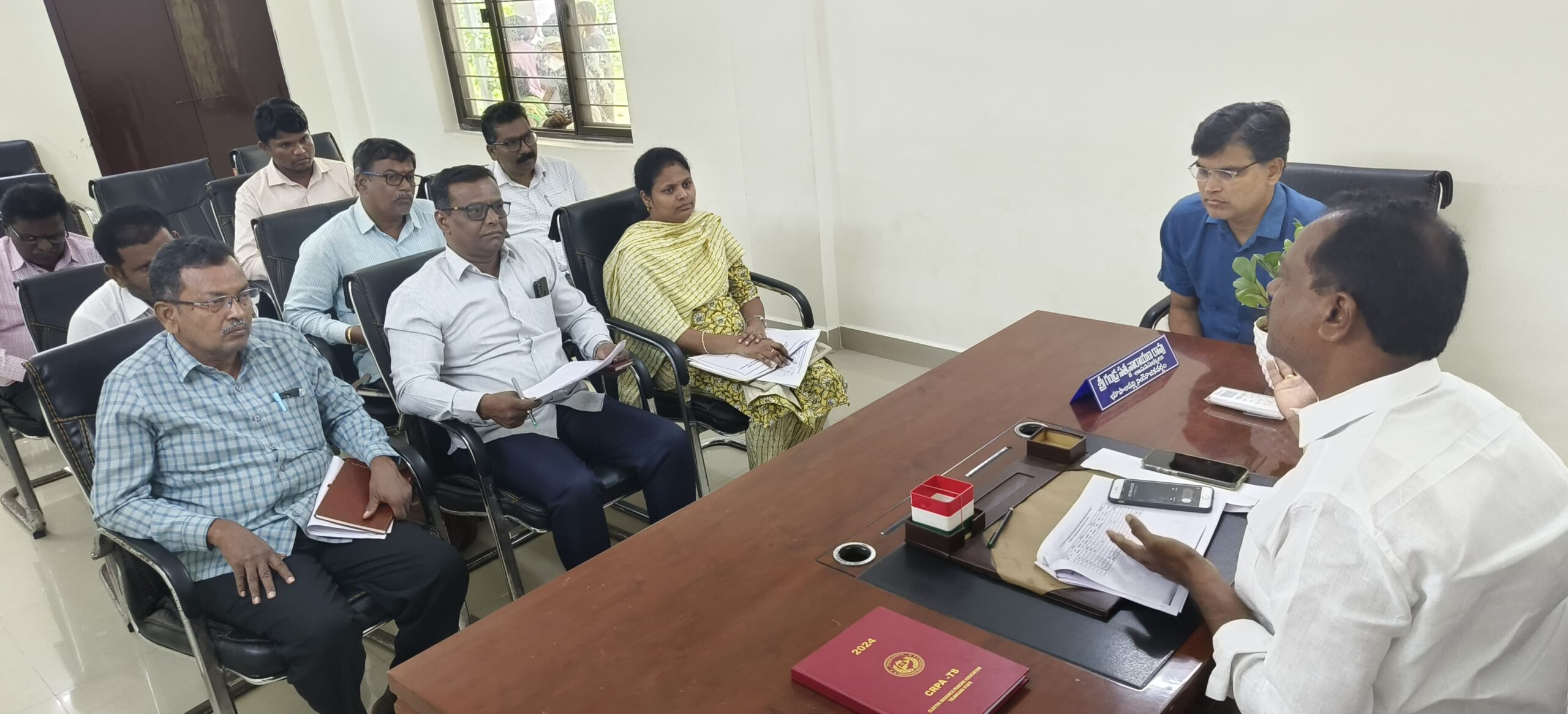 దేవాదాయశాఖ అధికారులతో సమీక్షా సమావేశం నిర్వహించిన ఎమ్మెల్యే గండ్ర