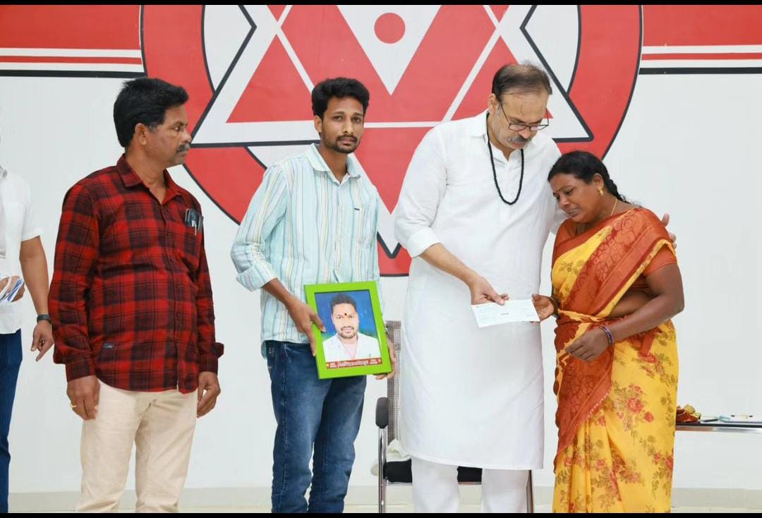 జనసేన ఇన్సూరెన్స్ ఐదు లక్షల అందజేత