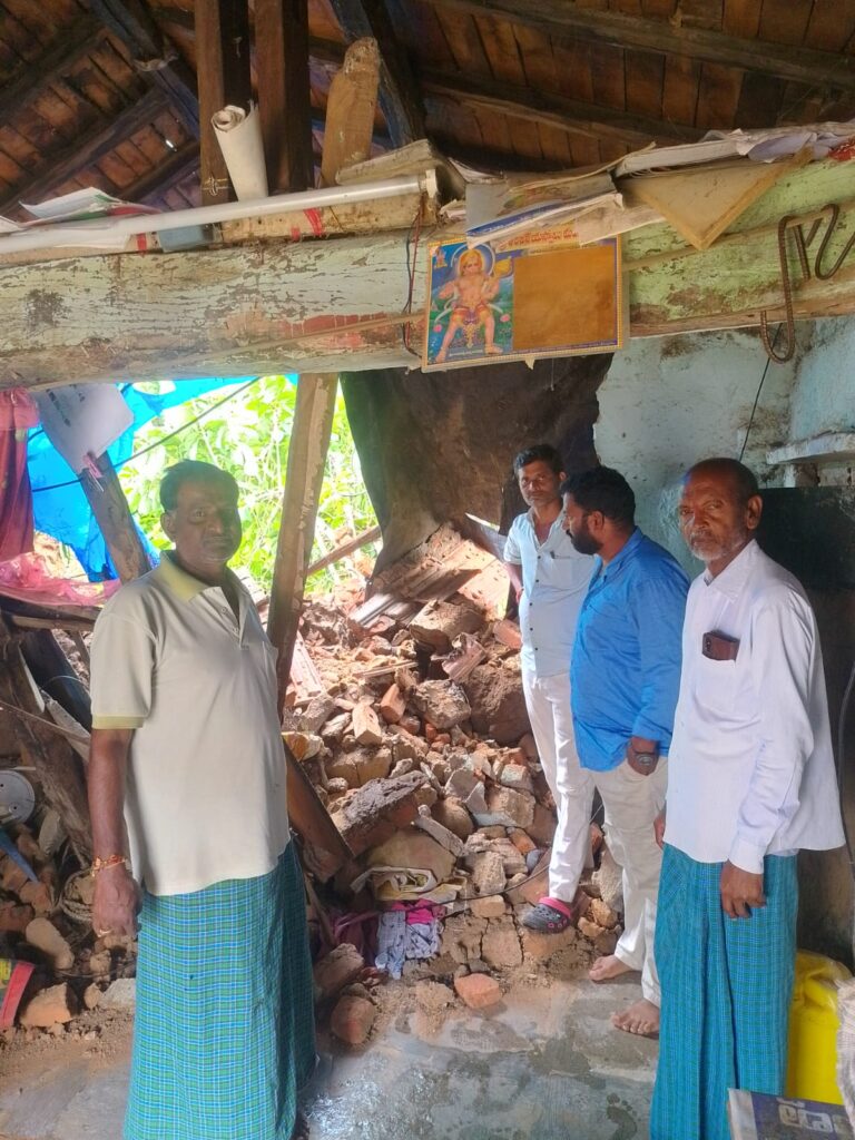 వరద కుటుంబాలను పునరావాస కేంద్రాలకు తరలింపు
