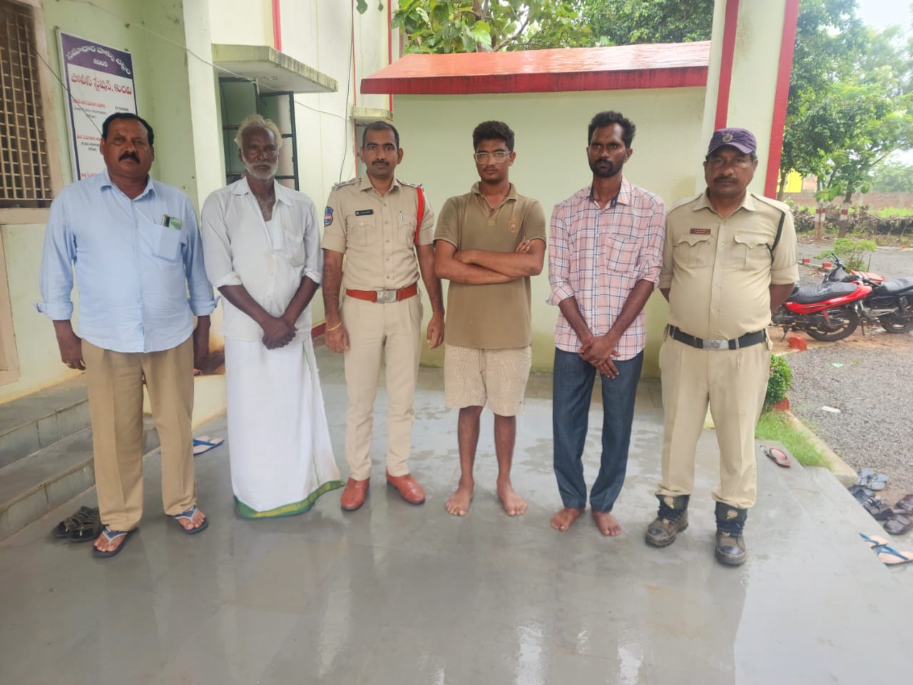 నిజమైన హీరో లు అనిపించుకున్న కురవి పోలీసులు