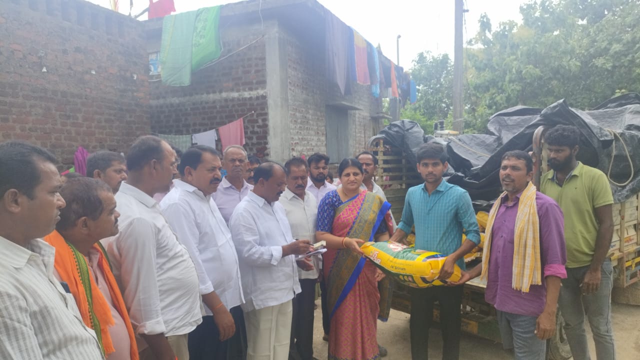 ఆపదలో నిత్యావసరాలను అందించిన మాజీ ఎంపీపీ అరుణ