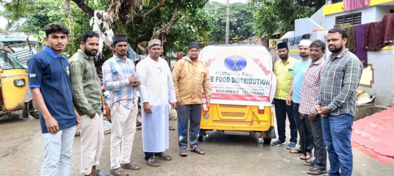 మున్నేరు వరద బాధితులకు ఆహారం పంపిణీ చేసిన అహ్మదీయ ముస్లింలు