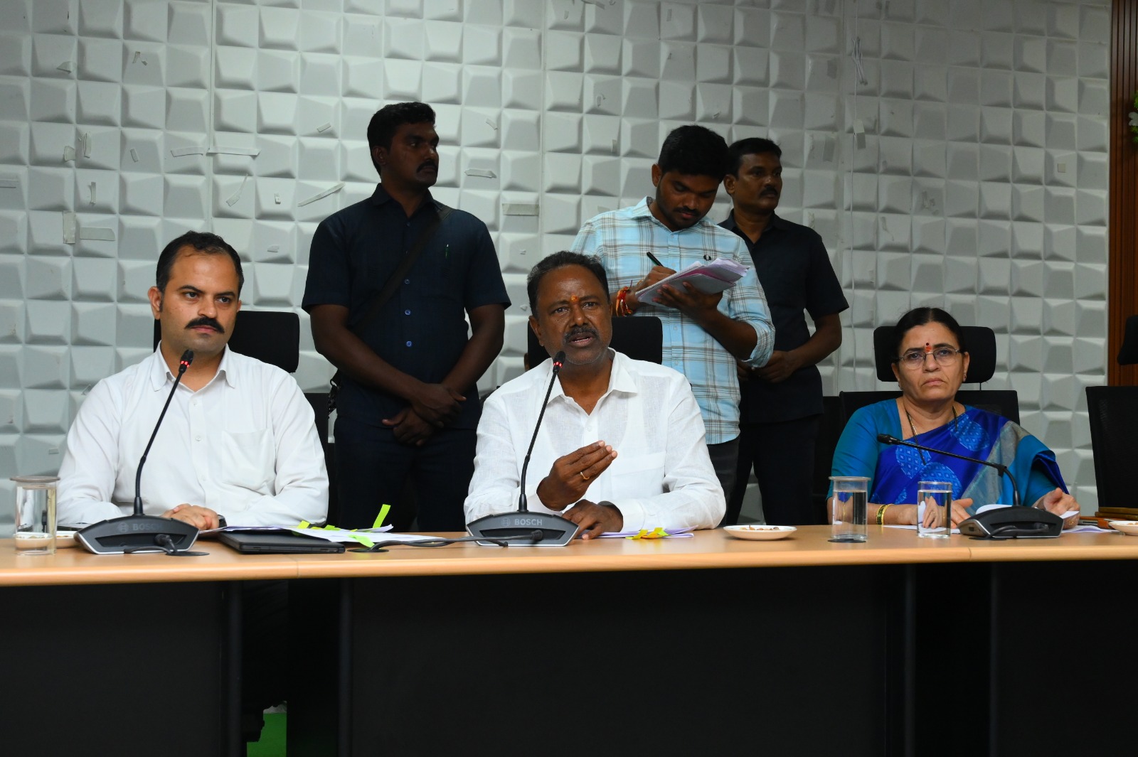 హాస్టళ్ళలో రాత్రి బస చేస్తానన్న ఎమ్మెల్యే జీఎస్సార్