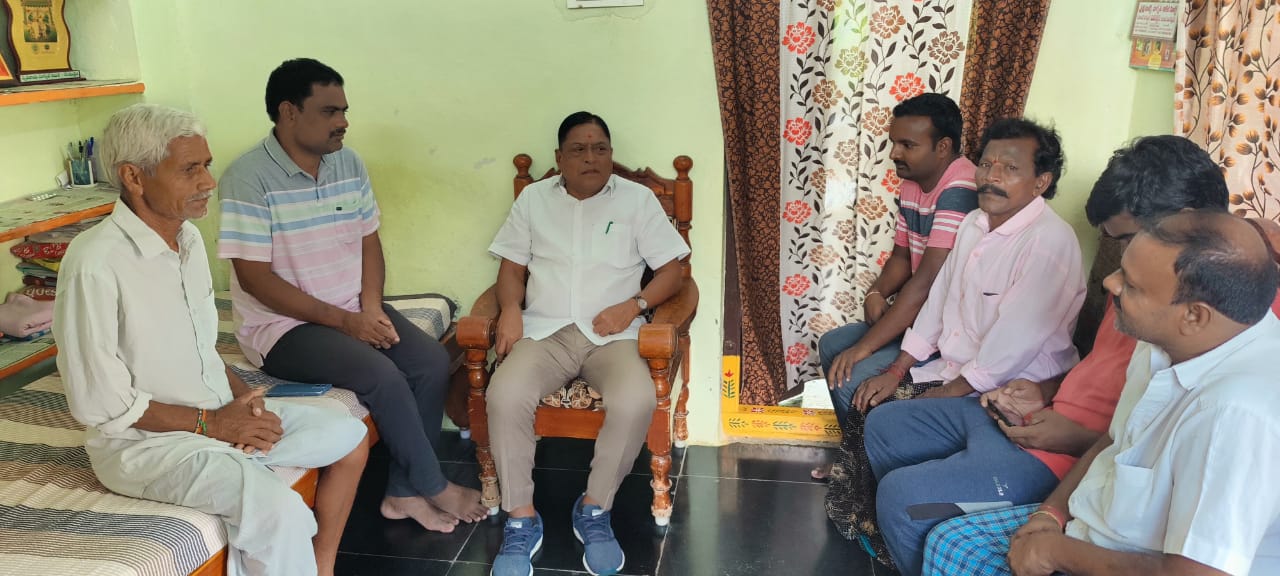 మాజీ వైస్ చైర్మన్ ని పరామర్శిస్తున్న మాజీ ఎమ్మెల్యే