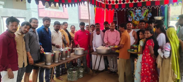 వినాయక మండపం వద్ద భక్తులకు అన్నదానం