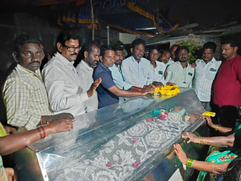 పార్తివదేహానికి పూలమాలలు వేసి నివాళులు అర్పించిన