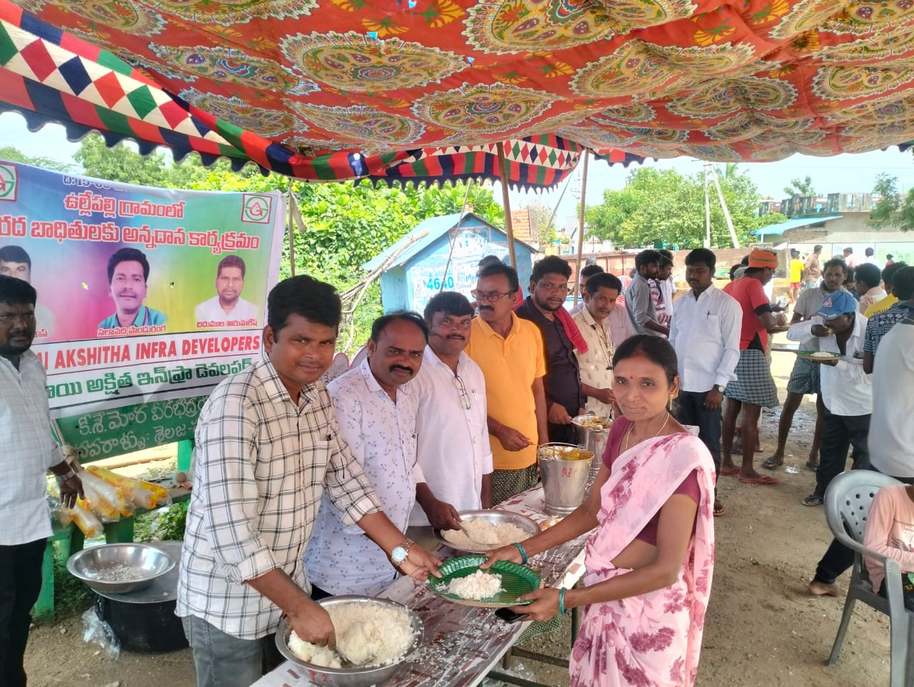వరద బాధితులకు అన్నదానం చేసిన సాయి అక్షిత ఇన్ఫ్రా డెవలపర్స్