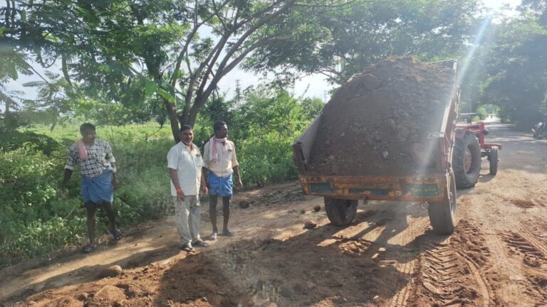 గుంతలు రోడ్డుని పూడ్చించిన నవీన్ రావు