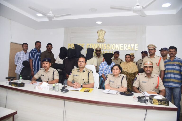 వ్యభిచారం చేయించేందుకు యత్నిస్తున్న ఆరుగురు సభ్యుల ముఠా అరెస్టు.