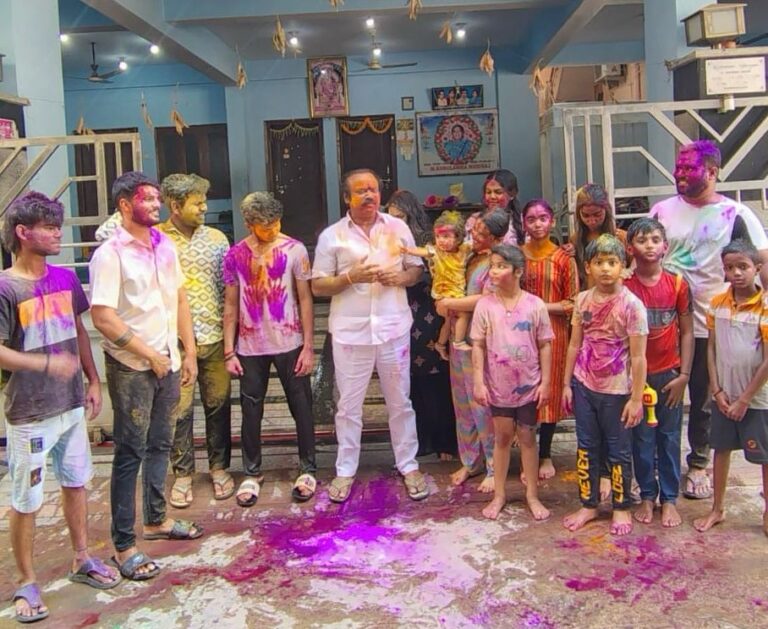 ముషీరాబాద్ లో నగేష్ ముదిరాజ్ ఇంట రంగులమయంగా చిన్న పెద్ద తేడా లేకుండా రంగుల హరివిల్లు