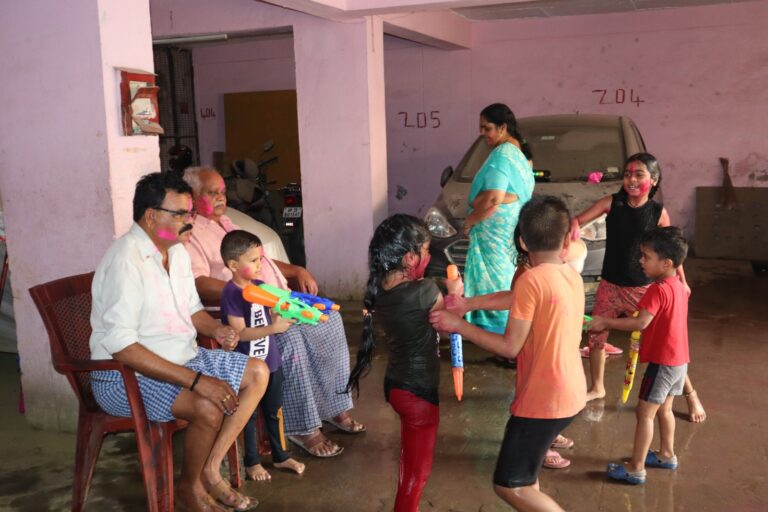 హోలీ ఆడుతున్న చిన్నారులు