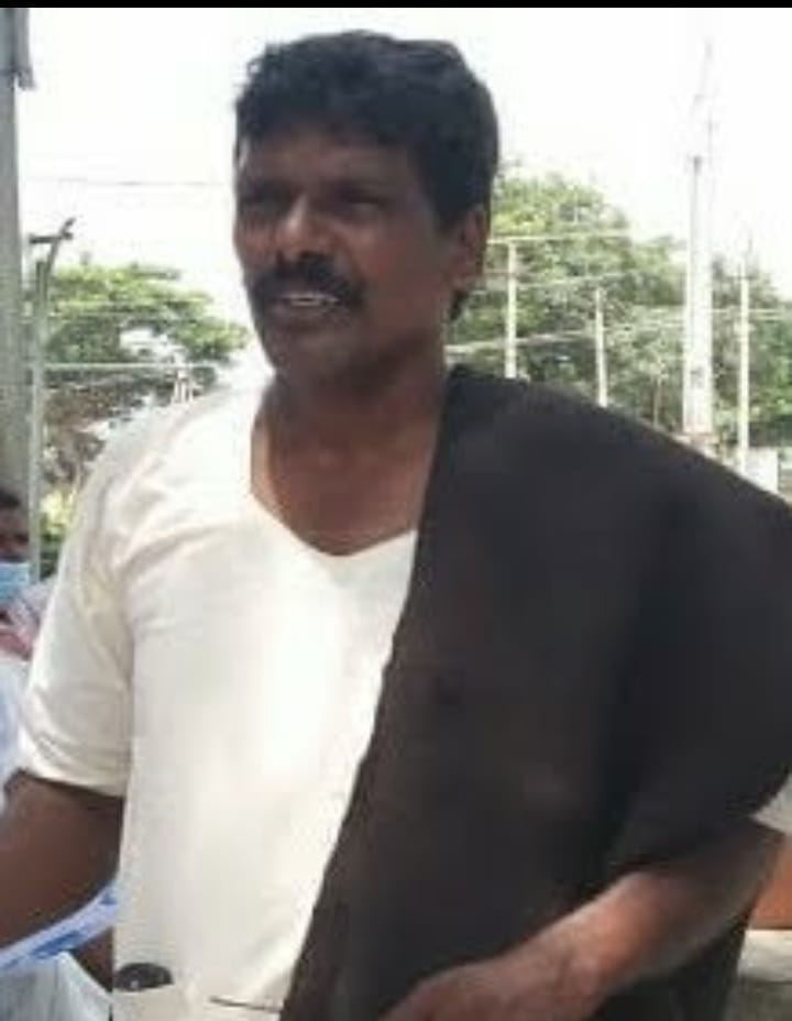 నిన్న అసెంబ్లీలో ఆర్థిక మంత్రి బట్టి విక్రమార్క ప్రవేశపెట్టిన రాష్ట్ర బడ్జెట్‌ కేటాయింపులు స్వయంగా ముఖ్యమంత్రి చూస్తున్న పశుసంవర్థక శాఖకే కేటాయింపులు తగ్గిస్తే, రాష్ట్రం రైజింగ్‌ తెలంగాణా ఎలా సాథ్యమవుతుందని, రాష్ట్రంలో ఉన్న గొర్లకాపర్ల సంక్షేమానికి, జీవాల సంరక్షణకు ఏ మాత్రం సరిపోయే అవకాశం లేదని గొర్రెలు మేకల పెంపకందార్ల సంఘం (జి.ఎం.పి.ఎస్‌) జిల్లా కమిటీ విమర్శించింది. ఈ రోజు సంఘం రాష్ట్ర ఉపాధ్యక్షులు జిల్లా ప్రధాన కార్యదర్శి కాడబోయిన లింగయ్య బడ్జెట్‌పై ప్రకటన విడుదల చేశారు. ఈ సందర్భంగా రవిందర్‌ మాట్లాడుతూ ప్రస్తుత 2025-26 ఆర్థిక సంవత్సరానికి మొత్తం 3,04,965 కోట్ల బడ్జెట్‌ ప్రవేశపెట్టగా, ముఖ్యమంత్రి చేతిలో ఉన్న పశు సంవర్థక శాఖకు బడ్జెట్‌లో కేవలం 1,674 కోట్ల రూపాయలు ప్రతిపాదించారు. ఈ శాఖకు 2023`2024లో 2,035కోట్లు కేటాయించగా, గత 2024`2025సంవత్సరంలో 65కోట్లు తగ్గించి 1,970 కోట్లు కేటాయించారు. ఈ సంవత్సరం గత సంత్సరం కంటే కూడా 1,803 తగ్గించి 1,674 కోట్ల రూపాయలు కేటాయింపులు చేశారు. ఈ మూడేండ్ల కాలం పరిశీస్తే మొత్తం బడ్జెట్‌ 60వేల కోట్ల పెంచగా, పశుసంవర్థక శాఖకు మాత్రం 361 కోట్లు తగ్గించారు. కేటాయింపులకే ఈ విధంగా ఉండే నిధులు విడుదల చేసే నాటికి ఇంకా ఎన్ని కోతలు పెడుతారో అర్థం కాని పరిస్థితి. కేటాయించిన 1,674 కోట్ల రూపాయలలో కూడా పశుసంవర్థక మరియు మత్స్యశాఖల ఉద్యోగుల జీతభత్యాలకు కార్యాలయాల నిర్వహణకే ఎక్కువ మొత్తం ఖర్చవుతుంది. ఇక మిగిలిన వాటిల్లో మామిడిపల్లిలో నిర్మితమవుతున్న పశు వైద్య టీకా ఉత్పత్తి కేంద్రం 100కోట్లుగా, మేలు జాతి పశువుల అభివృద్ధి కోసం కంసాన్‌పల్లిలో క్రొత్త ఫ్రోజెన్‌ సెమన్‌ బుల్‌ స్టేషన్‌ నిర్మాణానికి 21.06 కోట్లు, కొహెడలో ఎక్స్‌ పోర్ట్‌ ఓరియెంటెడ్‌ హోల్‌ సేల్‌ చేపల మార్కెట్‌కు 47 కోట్లు వ్యయం చేయనున్నారు. పాడిరైతుల ప్రోత్సహకానికి 4.20కోట్లు విభజించారు. పశువుల ఆరోగ్య సంవరక్షణను గాలికొదిలేసి కేవలం 6.25కోట్లుగా చూపారు. ప్రగతిపద్దుల్లో మత్స్యకారుల అభివృద్థికి ప్రత్యేకంగా 12కోట్లు విభజింపి చూపారు. గొర్రెల పెంపకందార్ల ఊసేలేదు. గొర్రెల పెంపకందార్ల ఫెడరేషన్‌కు ఒక్క పైసా ఇవ్వలేదు. గొల్లకురుమ ఆత్మగౌరవ భవనాలకు ఒక్క రూపాయి కేటాయించలేదు. యాదవ కార్పోరేషన్‌కు 50 కోట్లు కేటాయింపులు చూపారు కానీ దేనికి ఖర్చు చేస్తారనే వివరణ లేదు. తెలంగాణ రాష్ట్ర దీర్ఘకాలిక అభివృద్ధి లక్ష్యాల సాధనకు ప్రభుత్వం ‘‘తెలంగాణ రైజింగ్‌ 2050’’ అనే ప్రణాళికతో ముందుకు నడిపిస్తామని ప్రకటించిన ప్రభుత్వం రాష్ట్ర ఆర్థిక పరిణామం 200 బిలియన్‌ డాలర్ల నుండి పదేండ్లలో ఐదు రెట్లుగా అభివృద్ధి చేసి 1000 బిలియన్‌ డాలర్లు(టిలియన్‌ డాలర్‌)కు తీసుకెళ్తామని ప్రకటించారు. గ్రామీణ ప్రాంతంలో వ్యవసాయ అనుబంధ రంగాలైన పాడి పరిశ్రమ మరియు గొర్రెల పెంపకానికి నిధులు కేటాయించకుండా, గ్రామీణ అభివృద్థి ఎలా సాధ్యం అవుతుంది. ఇది చూస్తుంటే తెలంగాణ ‘‘ఫాలింగ్‌ 2050’’(పడిపోయే తెలంగాణ) వలె కనబడుతుంది. ఇప్పటికైనా ప్రభుత్వం బడ్జెట్‌ను సవరించి పశుసంవర్థక శాఖకు నిధులు కేటాయింపులు పెంచాలి. ఎన్నికల మేనిఫెస్టోలో పెట్టిన రెండో విడుత గొర్రెల పంపిణీ నగదు బదిలీ కోసం, గొర్రెల భీమా, ప్రమాదాల్లో మరణించే గొర్ల కాపరులకు ఎక్స్‌గ్రేషియో, కాపరులకు పెన్షన్‌, జీవాలకు షెడ్లు మరియు ఫెడరేషన్‌కు నిధులు, నూతన పశువైద్యశాలల నిర్మాణం కోసం ప్రత్యేకంగా బడ్జెట్‌ కేటాయించాలని ప్రభుత్వాన్ని డిమాండ్‌ చేస్తున్నాము. లేనిచో గొర్రెల కాపరుల ఆగ్రహాన్ని చవి చూడాల్సి వస్తుందని హెచ్చరిస్తున్నాము .