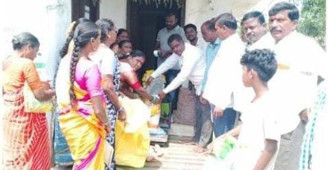 ఉప్పుగల్లు గ్రామంలో సన్నబియ్యం పంపిణీ కార్యక్రమం