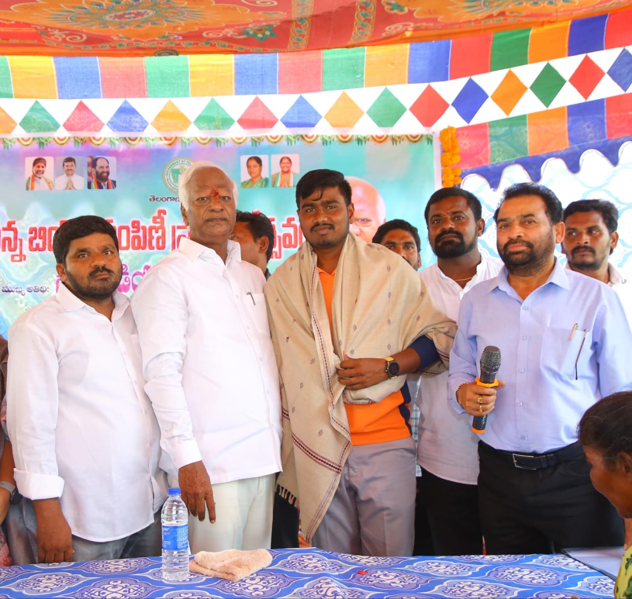 జాతీయ స్థాయిలో ఉత్తమ ఉత్తమమైన ప్రతిభ కనబరిచి పిల్లల మోడల్ సాధించిన సాంబరాజు ను సన్మానించిన ఎమ్మెల్యే కడియం
