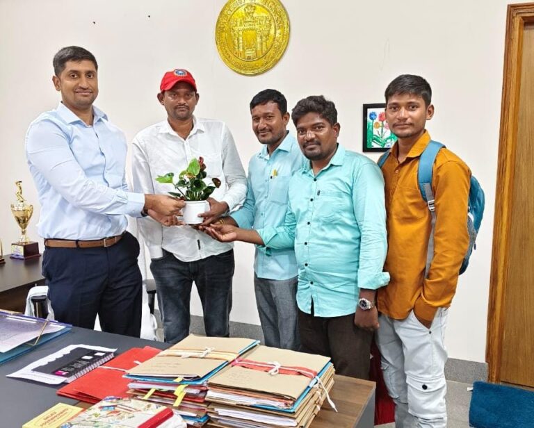 జనగామ అదనపు కలెక్టర్ రోహిత్ సింగ్ ను కలిసిన ఆర్టీఐ సేవాసమితి నాయకులు