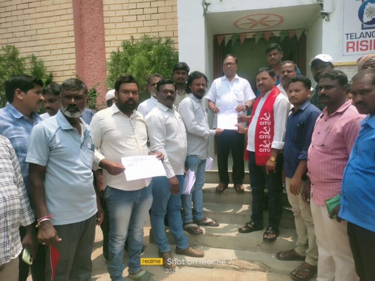 ఎంపీడీవో కార్యాలయం ఎదుట గ్రామపంచాయతీ కార్మికుల బహిరంగ ధర్నా