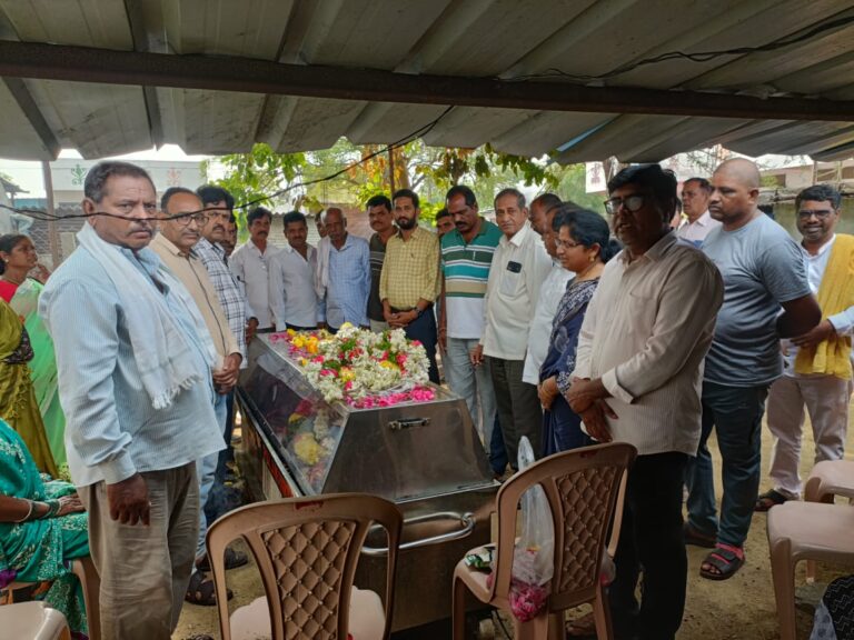 మాజీ వార్డ్ కౌన్సిలర్ వాంకుడోత్ అనితకు బంజారా జాతి నాయకుల పరామర్శ