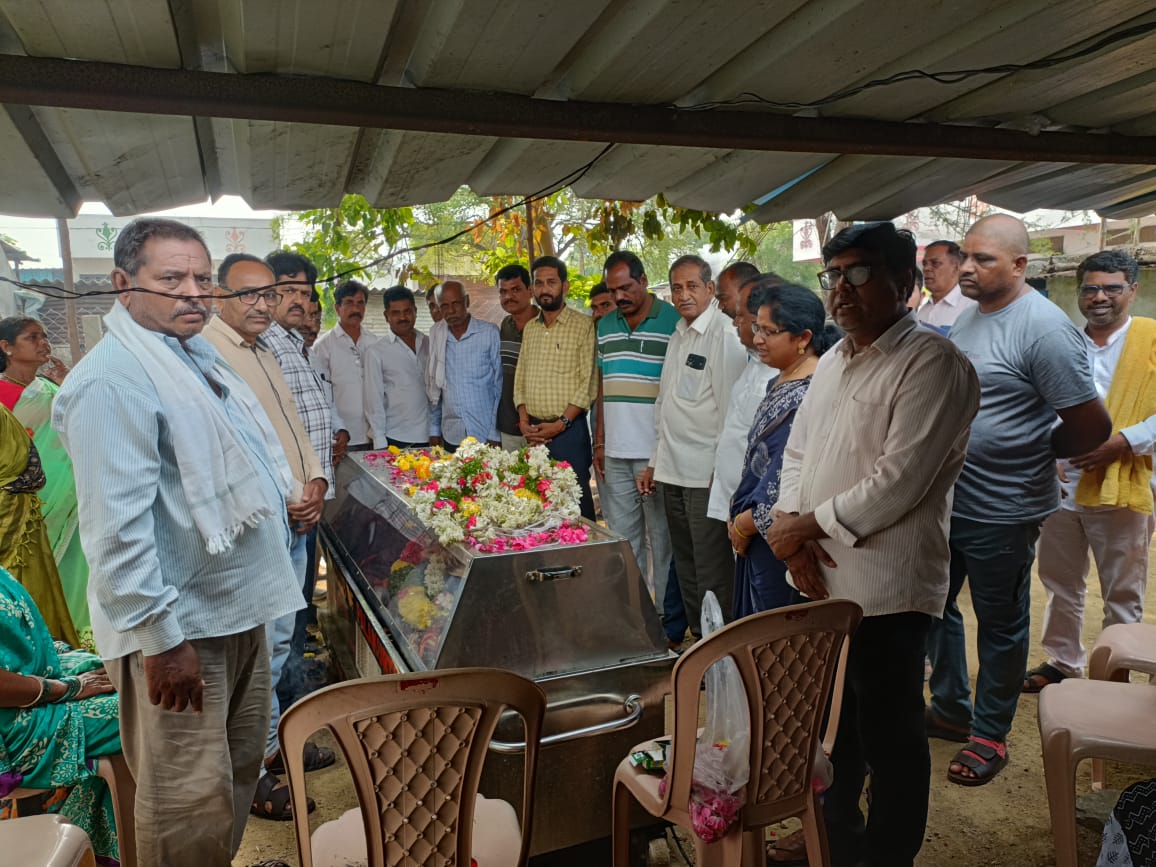 మాజీ వార్డ్ కౌన్సిలర్ వాంకుడోత్ అనితకు బంజారా జాతి నాయకుల పరామర్శ