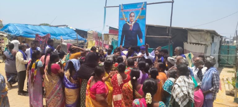 రామ సురేందర్ నగర్ లో అంబేద్కర్ విగ్రహానికి కాంగ్రెస్ పార్టీ నాయకుల నివాళులు