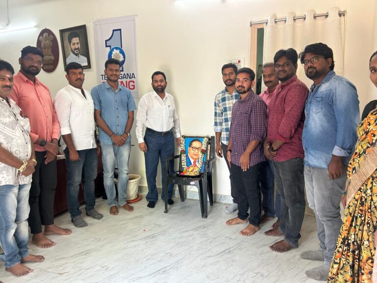 అంబేద్కర్ చిత్రపటానికి పూలమాలలు వేసి శ్రద్ధాంజలి ఘటించిన ఆర్డీఓ వెంకన్న