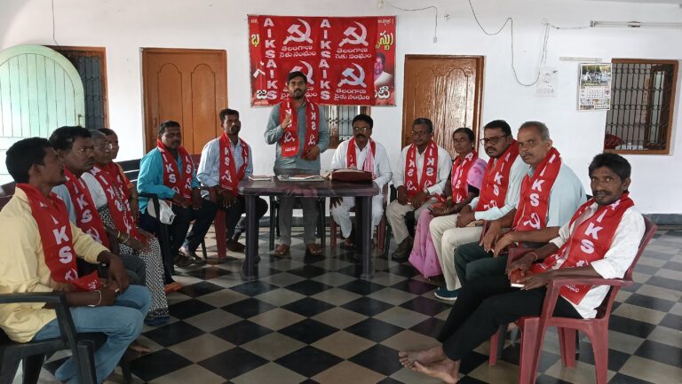 వడగండ్ల వానలతో నష్టపోయిన రైతులకు రూ.50,వేలు నష్టపరిహారం ఇవ్వాలి