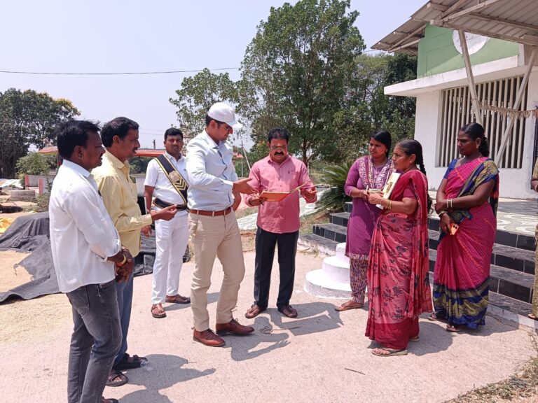 రైతులు ధాన్యాన్ని కొనుగోలు కేంద్రాల్లోనే విక్రయించాలి-అదనపు కలెక్టర్ రోహిత్ సింగ్