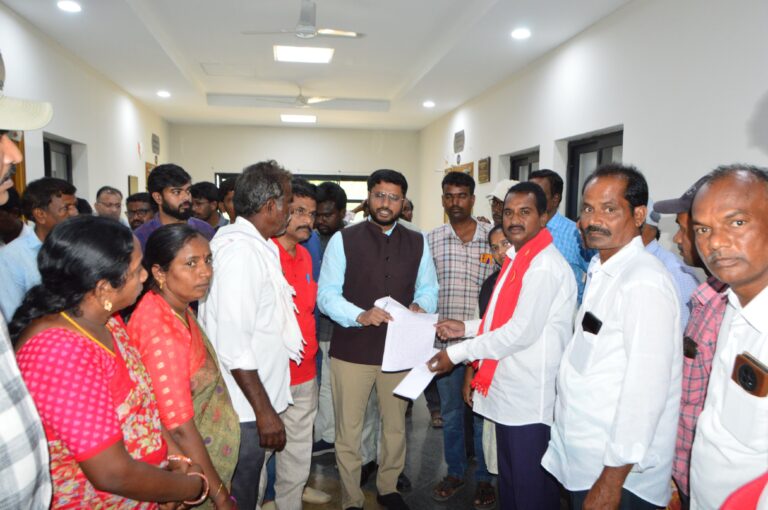 ప్లాటు కోల్పోయిన వారిని ఆదుకోండి– గజానికి రూ.15 వేల నష్టపరిహారం ఇవ్వాలి